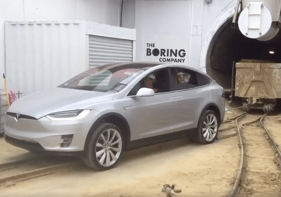 Tesla Model X отбуксировал вагонетки массой более 113 тонн