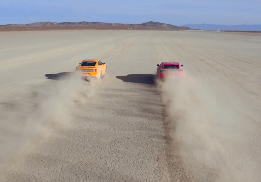 Ford Mustang и Chevrolet Camaro устроили дрэг-гонку в пустыне