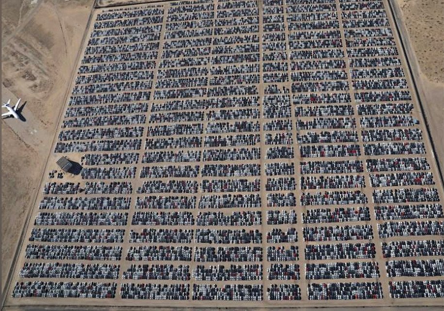 Вот так выглядит парковка с тысячами брошенных дизельных «Фольксвагенов»