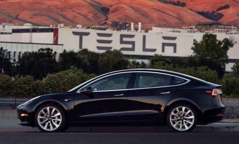 Полноприводная версия Tesla Model 3 появится в июле 2018 года