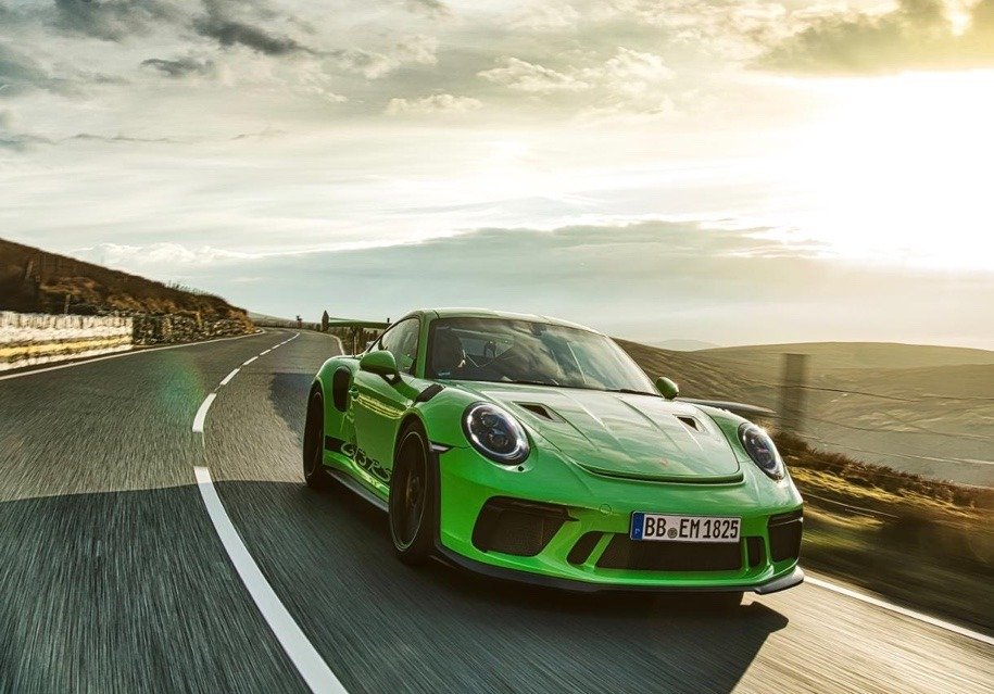 Видео: Porsche 911 GT3 RS проехал по самой опасной мотоциклетной трассе