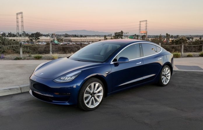 Автомобиль Tesla Model 3 установил новый рекорд и сломался