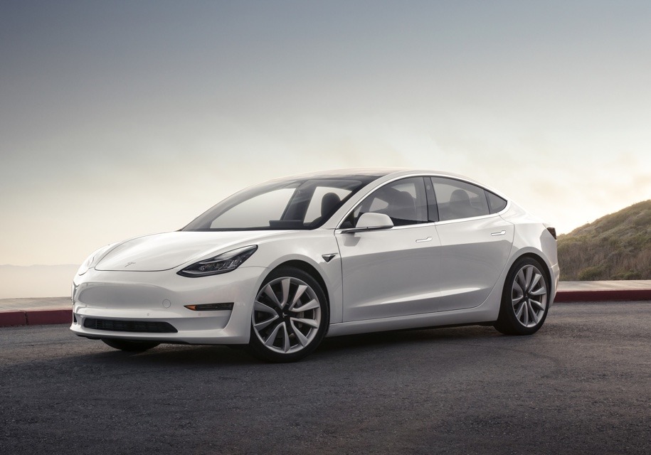 Tesla представила полноприводные модификации Model 3
