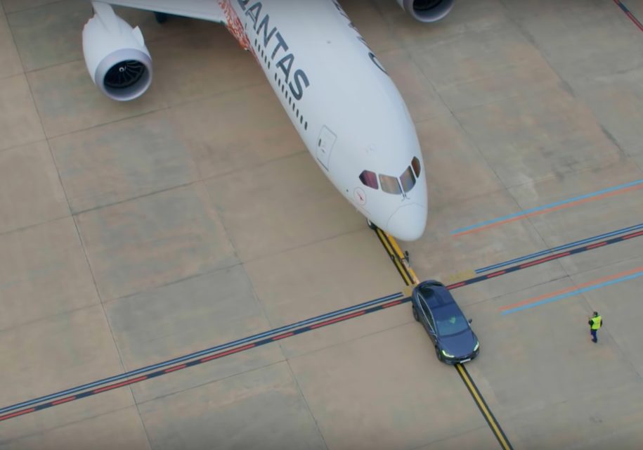 Видео: Tesla Model X отбуксировал пассажирский Boeing