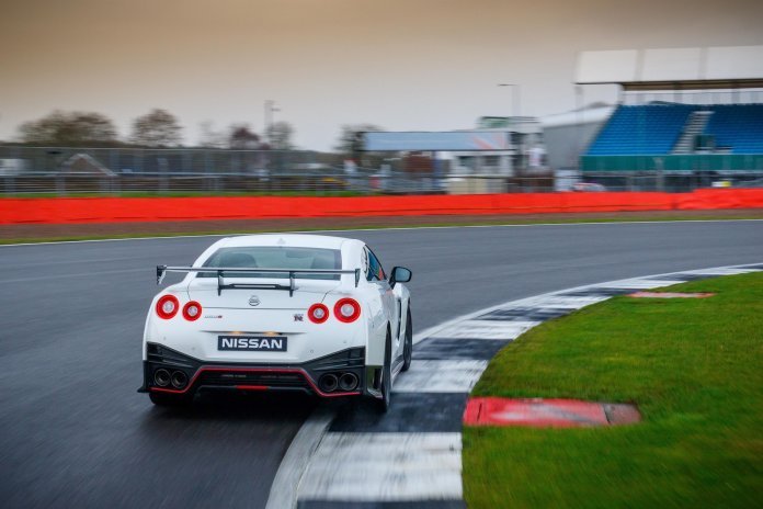 Британцы составили рейтинг нарушителей скорости. Nissan GT-R — лидер!