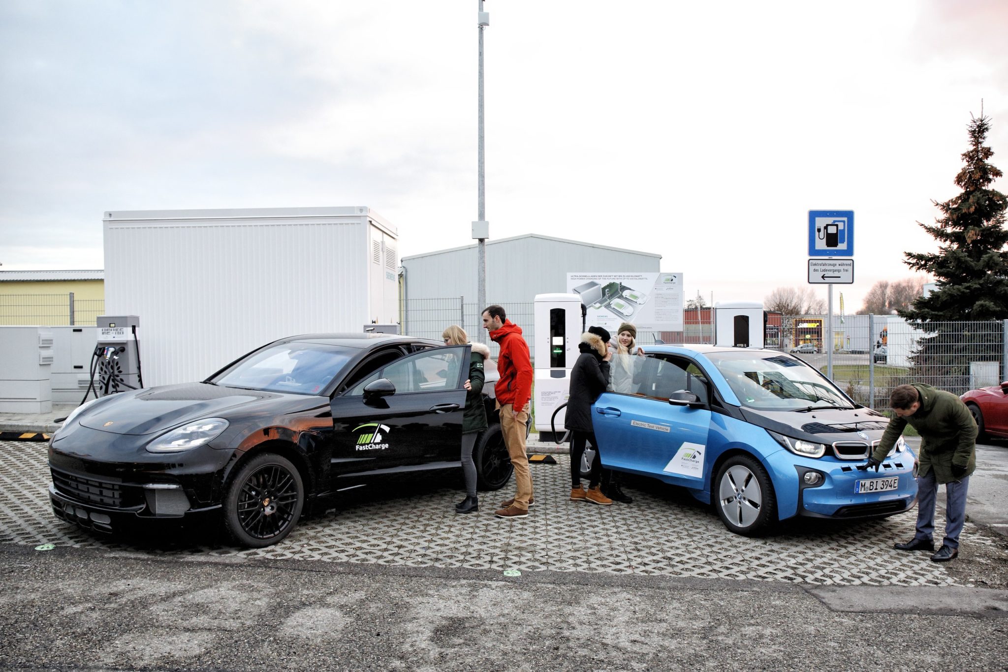 BMW и Porsche представили сверхбыструю зарядную станцию для электромобилей