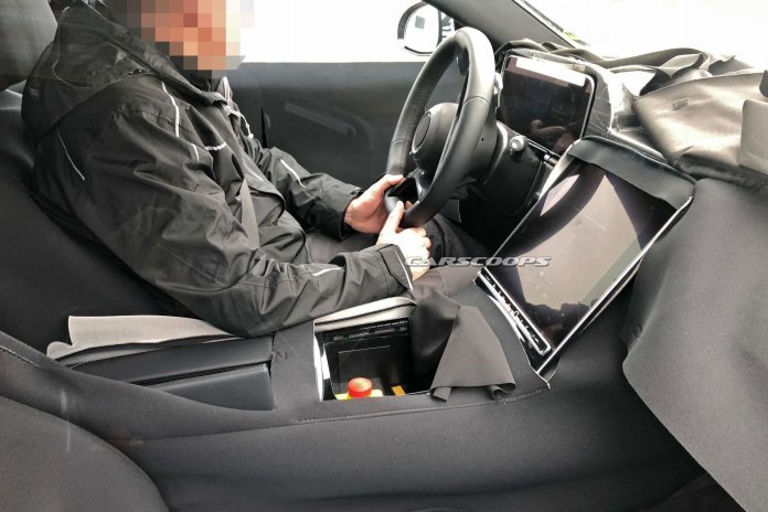 Шпионы сфотографировали новый Mercedes-Benz S-Class с огромным планшетом в салоне