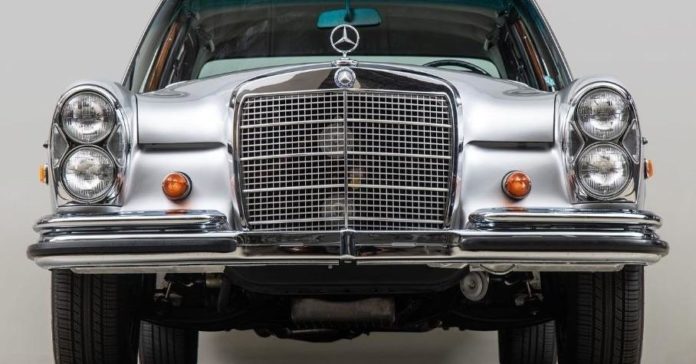 На продажу выставили коллекционный Mercedes-Benz 60-х в идеальном состоянии