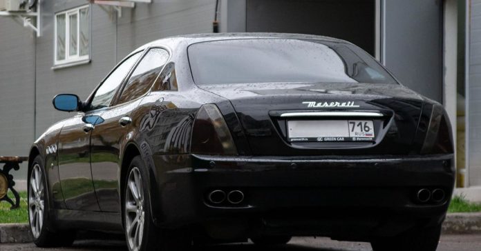 Водитель Maserati отсудил у российских властей 527 тысяч рублей после наезда на яму