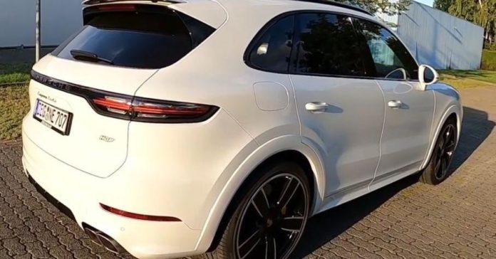 Видео: Porsche Cayenne Turbo разогнали до 333 километров в час