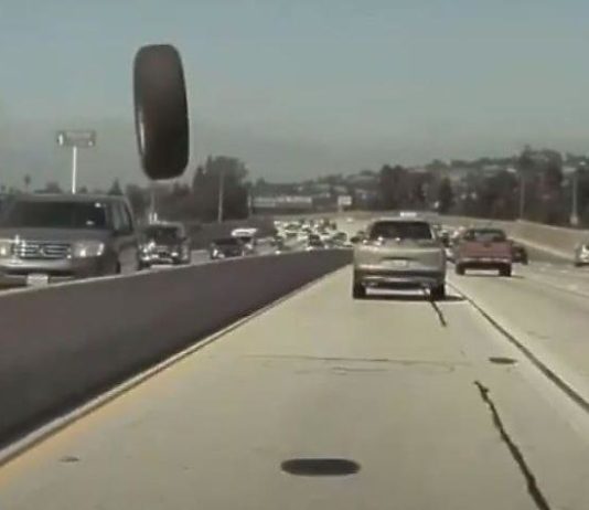 Видео: Tesla на автопилоте ловко увернулась от летящего колеса