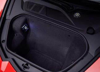 Передний багажник Chevrolet Corvette может открыться во время движения