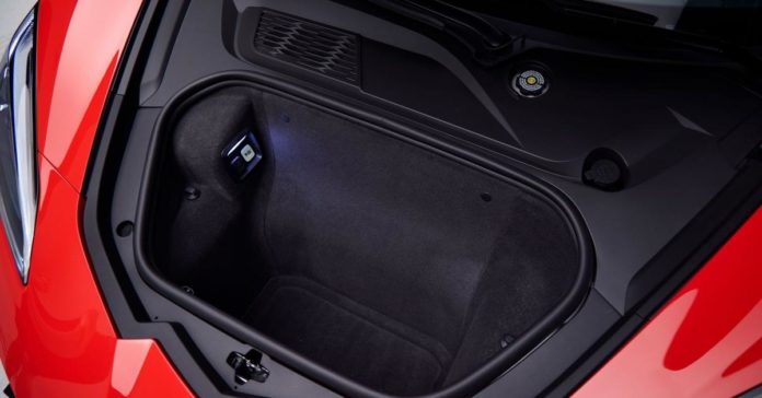Передний багажник Chevrolet Corvette может открыться во время движения