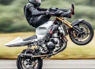 Мотоциклист установил рекорд скорости по езде на заднем колесе, сидя ногами вперед