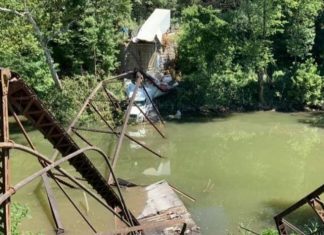 Водитель грузовика доверился навигатору и рухнул в реку, обрушив мост