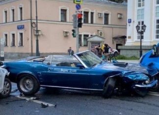В Москве попал в аварию каршеринговый Ford Mustang 1969 года