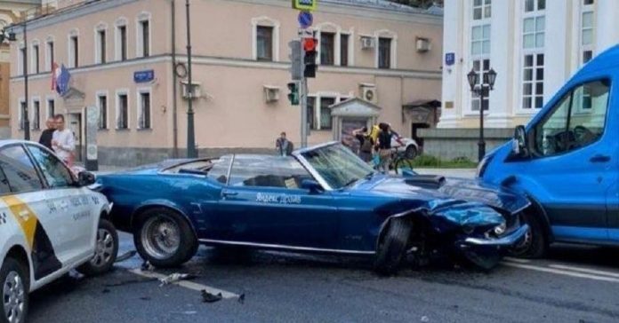 В Москве попал в аварию каршеринговый Ford Mustang 1969 года