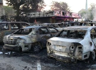 Видео: в США спалили автосалон и сотню машин