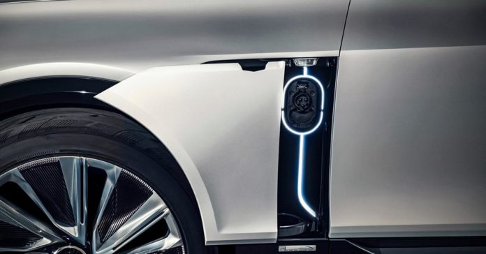 Cadillac показал новый тизер электрокара Lyriq