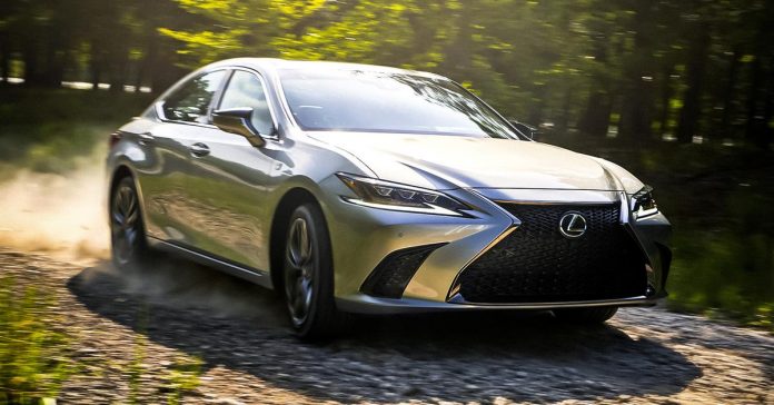 Lexus ES впервые получил полный привод