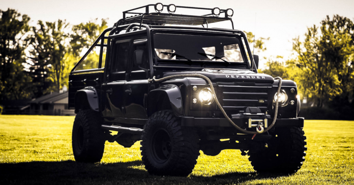 Посмотрите на армейский Land Rover Defender в стиле Джеймса Бонда