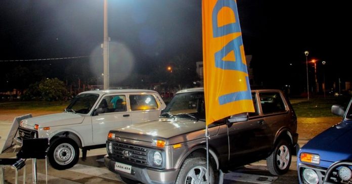 В Боливии креативно подошли к рекламе российского внедорожника Lada 4x4