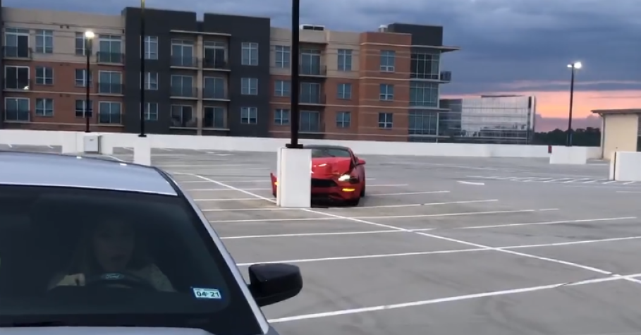 Видео: фонарный столб остановил дрифт Ford Mustang