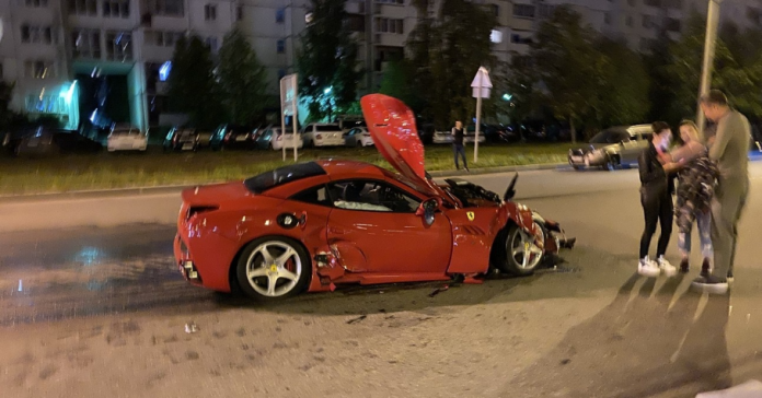 Видео: в Санкт-Петербурге неудачный дрифт BMW закончился аварией с Ferrari