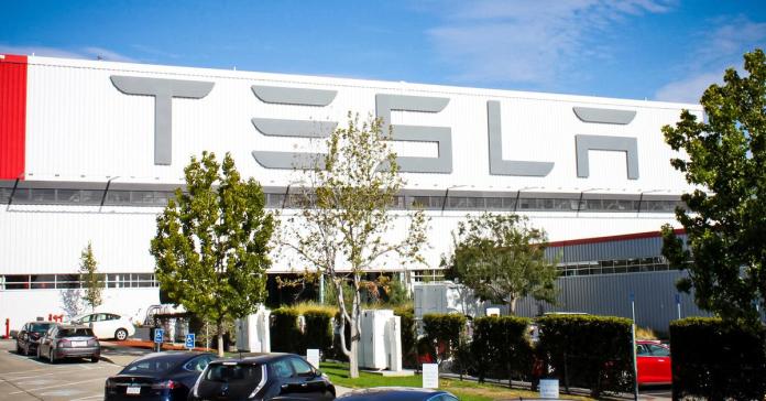 Tesla выпустит электрокар за 2 миллиона рублей