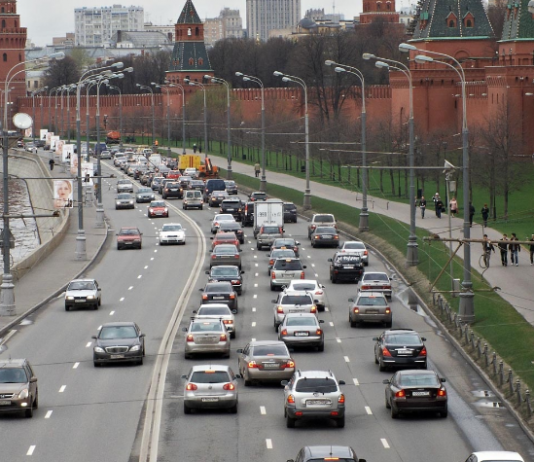 В России хотят разрешить подросткам садиться за руль