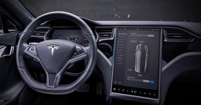 Tesla предложит клиентам радио за 40 тысяч рублей