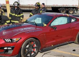 Пожарные уничтожили 770-сильный Mustang GT500 ради тренировок