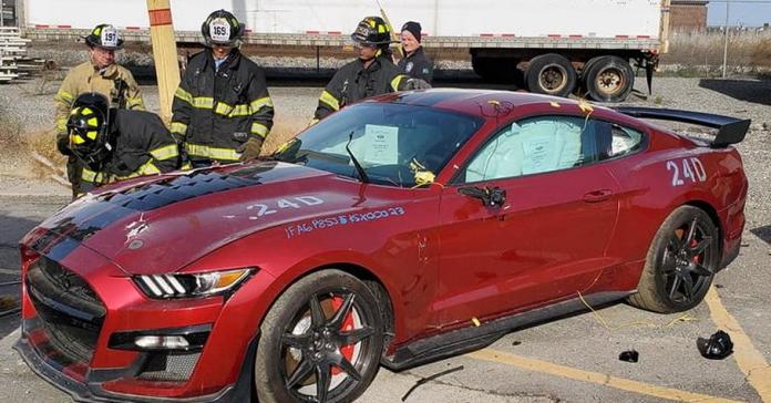 Пожарные уничтожили 770-сильный Mustang GT500 ради тренировок