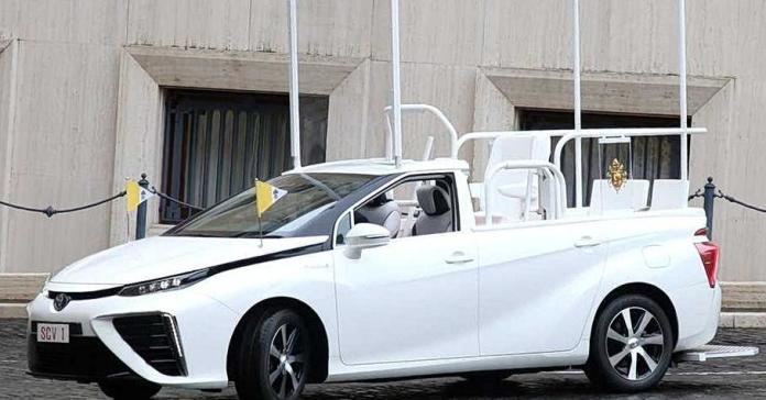 Новым автомобилем Папы Римского стал водородный седан Toyota