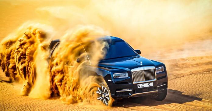 Видео: Rolls-Royce Cullinan рассекает по пустыне на Ближнем Востоке