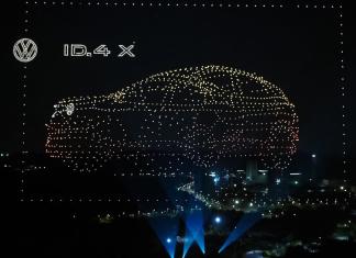 Электрокроссовер Volkswagen «нарисовали» в небе с помощью тысяч дронов