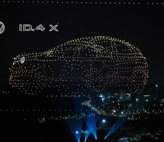 Электрокроссовер Volkswagen «нарисовали» в небе с помощью тысяч дронов