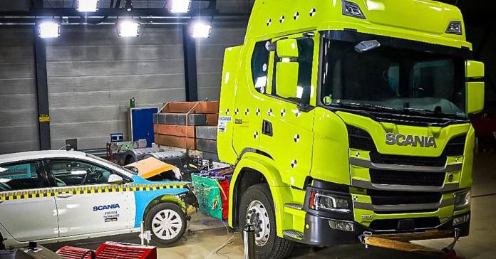 Видео: Scania разбивает о грузовик легковушку, чтобы протестировать аккумулятор
