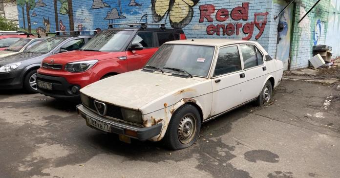 «Мафиозный» Alfa Romeo нашли брошенным в Москве