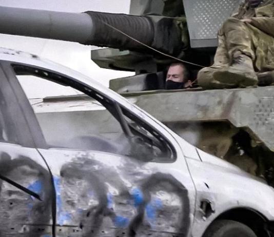 Видео: британцы уничтожают легковушки на танке, чтобы снять стресс после 2020 года