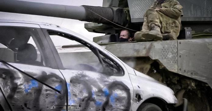 Видео: британцы уничтожают легковушки на танке, чтобы снять стресс после 2020 года