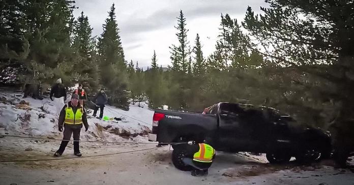 Видео: спасение четырех Toyota Tundra из ледяного плена