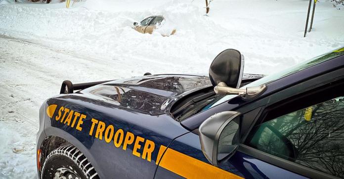 В США спасли водителя, который провел в снежной ловушке 10 часов