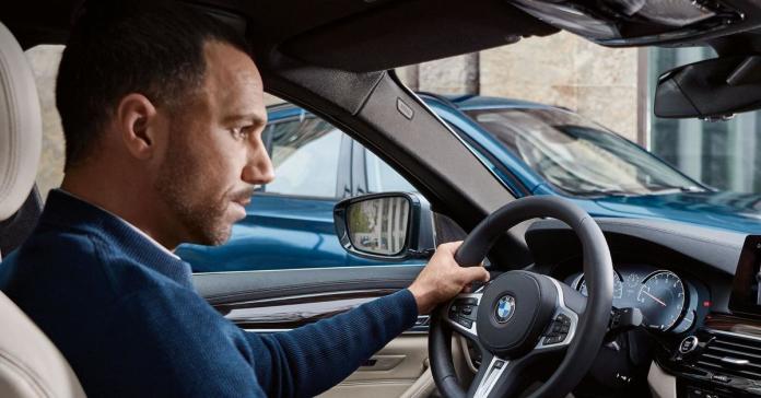 BMW установит индивидуальные рекламные щиты для своих клиентов