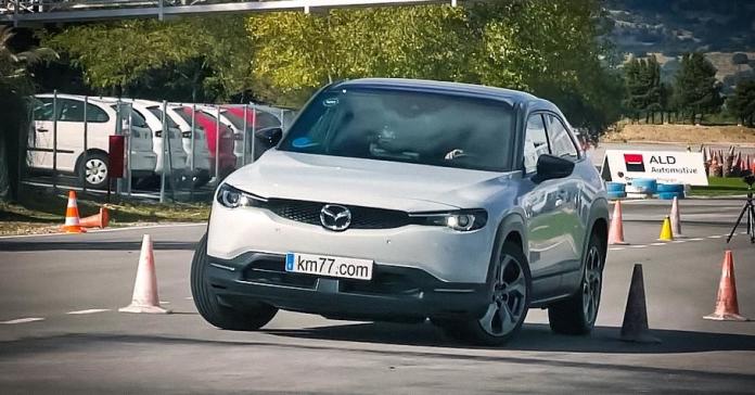 Видео: электрический Mazda MX-30 испытали «лосиным тестом»