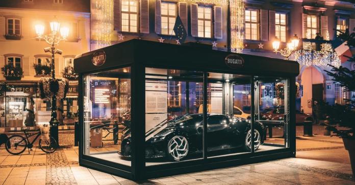 Уникальный Bugatti La Voiture Noire стал новогодней декорацией французского городка