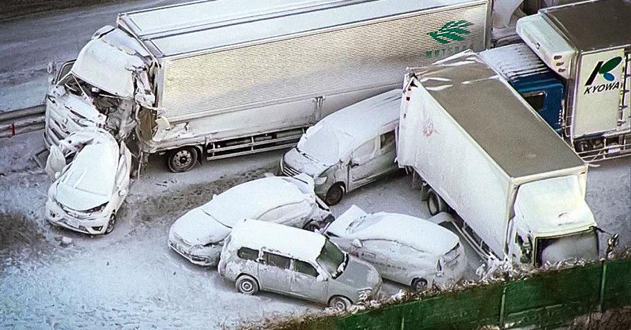 Видео: 140 машин столкнулись в Японии из-за снежного шторма