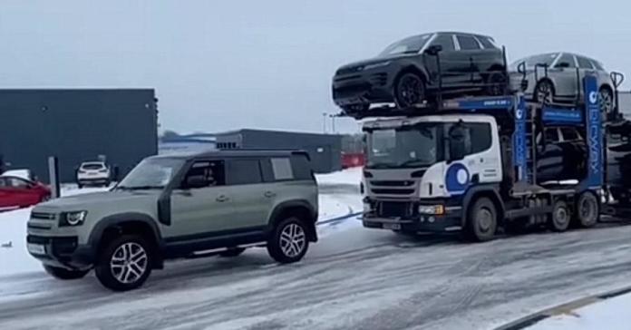 Посмотрите, как новый Land Rover Defender тянет 40-тонную фуру в гору