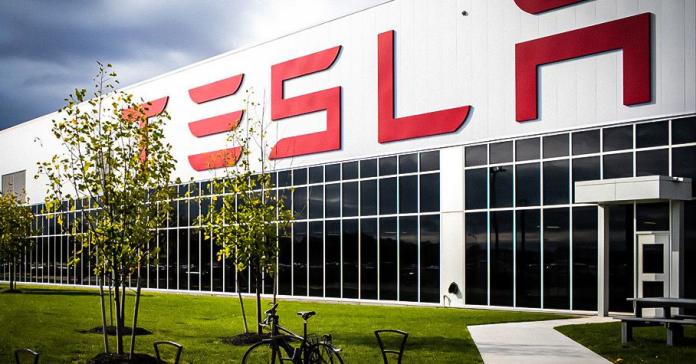Tesla впервые вышла в прибыль по итогам года