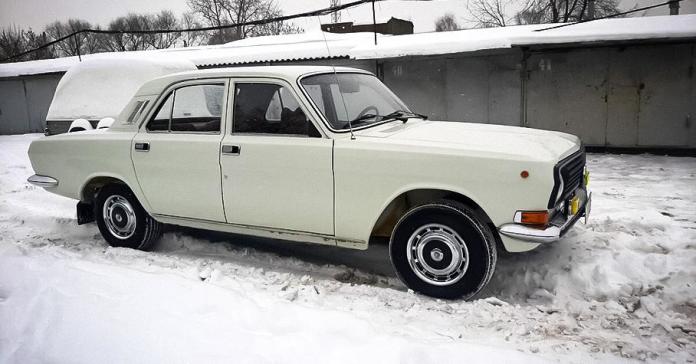 В России забытую на 25 лет в гараже «Волгу» продают по цене топовой Lada Granta